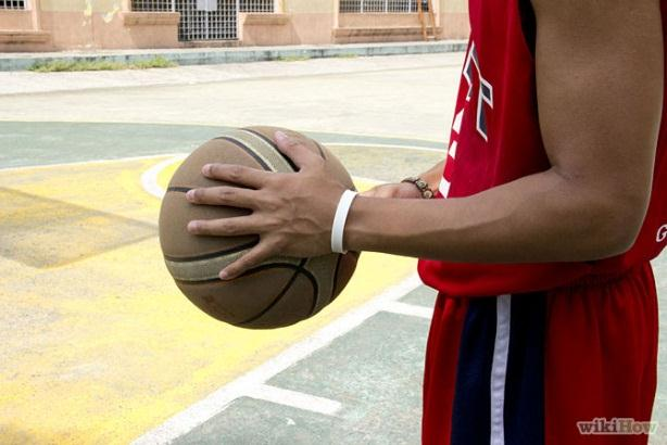 Cara Latihan Dribble 1). Pegang bola basket dengan ujung jari, bukan dengan telapak tangan.