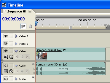 Gambar 7.28 Clip sampah-bulu-30.avi diletakkan pada Track Video 1 dalam Timeline Window 2. Kemudian drag clip sampah bulu 26.