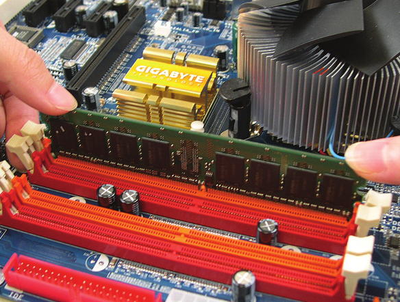 Lubang Lekukan DDR2 DIMM Sebuah modul memori DDR2 memiliki lubang lekukan, jadi modul ini hanya dapat dipasang pada satu arah saja.