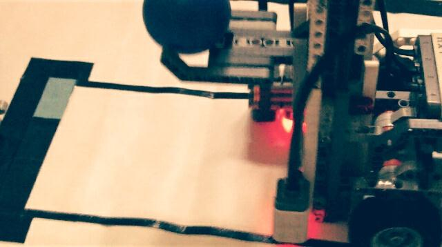Setelah sensor warna pada forklift mendeteksi garis berwarna biru,maka robot berhenti