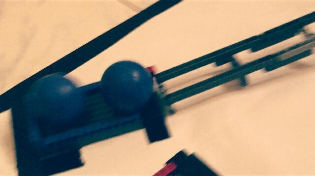16 Bola biru terdeteksi sensor warna pada conveyor. wadah akhir.