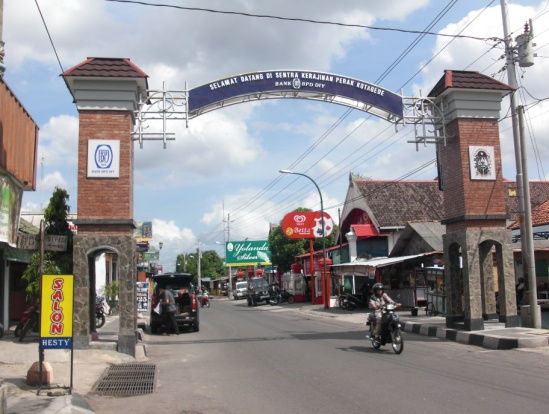 41 4.2.2 Aksesbilitas Kawasan Cagar Budaya Kotagede ini mempunyai tiga akses masuk utama, yaitu melalui gerbang pada Jalan Kemasan (Gambar 20), Jalan Tegalgendu (Gambar 21), dan Jalan Karanglo.