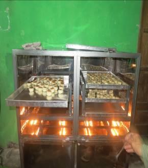 Proses introduksi oven dapat dilihat pada gambar tersebut di bawah ini untuk UKM Jaka Santosa : Gambar 3. Oven tradisional Gambar 4.
