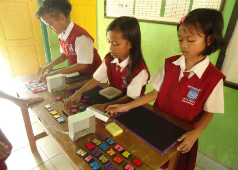 Siswa tampak antusias dan siap berlatih menulis kalimat sederhana berhuruf Jawa dengan menggunakan media flanacaraka.
