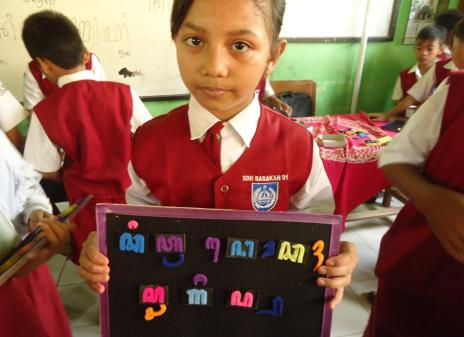 Pada gambar tersebut siswa tampak berhasil menuliskan kalimat sederhana berhuruf Jawa dengan menggunakan media flanacaraka.