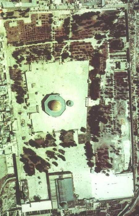 Bentuk Masjid Al-Aqsha Bentuknya tidak persegi panjang dan tidak pula segi empat sama