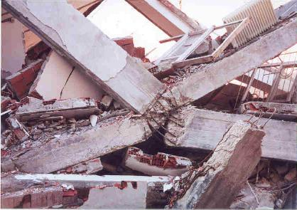 BAB I PENDAHULUAN 1.1 Latar Belakang Indonesia merupakan daerah yang rawan terhadap gempa, oleh karena itu dibutuhkan struktur bangunan yang mampu menahan dari beban gempa tersebut.
