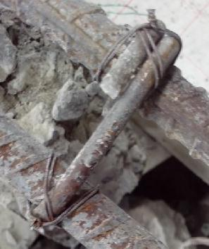 63 Kondisi Kegagalan Geser pada Sengkang Tulangan sengkang dilakukan pengecekan setelah pengujian untuk mengetahui kondisi dan bentuk sengkang secara nyata dengan cara membongkar beton yang