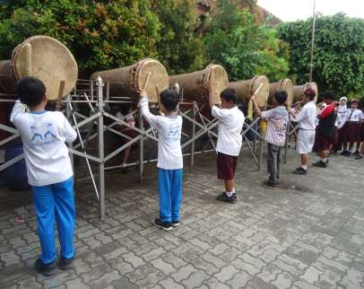 39 disesuaikan dengan kondisi lingkungan SDN Cilegon-2 Kecamatan Jombang Banten. Dibawah ini gambar siswa sedang melakukan pembelajaran rampak bedug: Foto 3.