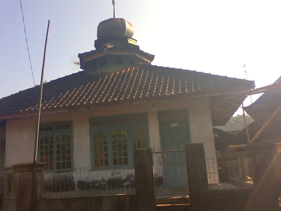 g) Masjid Masyarakat Desa Cirompang sangat kental akan Islam. Sebagian besar ibu-ibu dan remaja putri menggunakan jilbab. Salah satu fasilitas yang mudah dijumpai adalah keberadaan masjid.