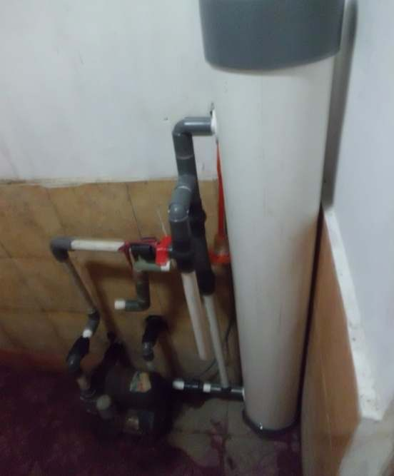 Gambar 6. Pemasangan alat penjernih air 4. Pendampingan pemasangan alat penjernih air pada rumah warga.
