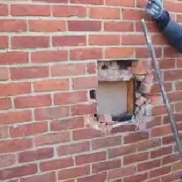 Kerusakan bata pada pasangan dinding bata bisa terjadi pada sebagian atau keseluruhan ketinggian dinding, atau dapat terjadi hanya pada satu buah bata saja.