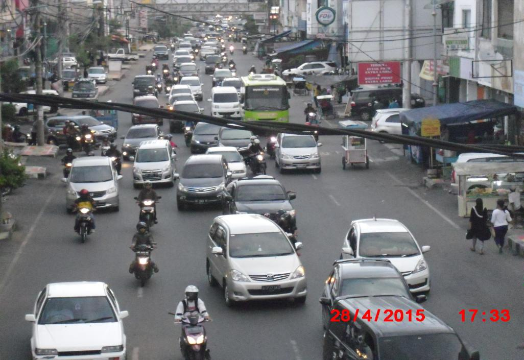 9 Gambar 3. Kendaraan bermotor yang melewati jalan R.A Kartini Kendaraan bermotor seperti mobil dan sepeda motor yang melalui sepanjang ruas jalan R.