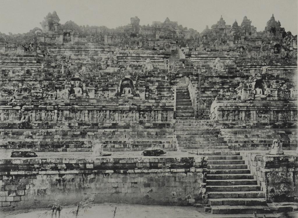 24 Borobudur : Masalah Puncak b a h w a p a n g e r a n d a r i Yo g y a k a r t a, p a d a m a s a l a l u p e r u b a h a n d e s a i n, Monconagoro, berkunjung ke Borobudur dan penambahan struktur