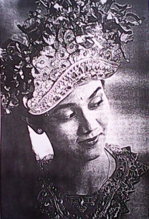 10 Gambar 2.6. Perhiasan kepala wanita Bali yang dikenakan untuk menari. (Sumber : Husni & Siregar, 2000 : 30) b.