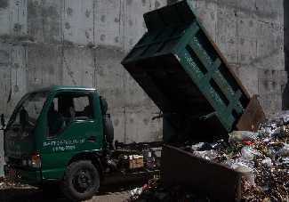 2.8.4 Dump Truck Dump truck adalah truk dengan bak terbuat dari plat besi/baja yang bisa ditumpahkan dengan alat hidrolik. Dapat mengangkut sampah sampai dengan 8 m 3.