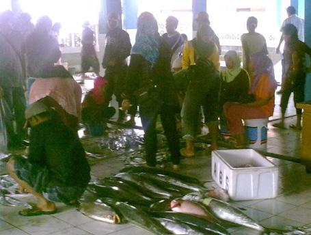 110 tangkapannya kemudian menimbang jumlah ikan yang dimilikinya untuk dicatat oleh petugas TPI.