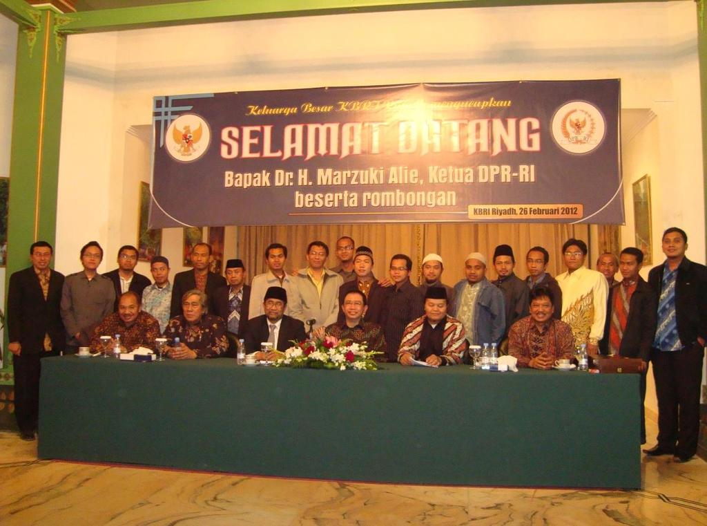 Gambar 11 : Pertemuan Delegasi DPR-RI dengan Masyarakat Indonesia di Riyadh - Saudi Arabia Sedangkan pada saat pertemuan dengan Sekjen Rabithah Al-Alam Al-Islami (World Muslim League), tanggal 27