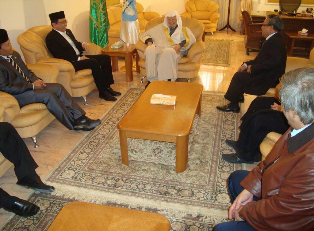 Gambar 12 : Pertemuan Bilateral dengan Sekjen Rabithah Al-Alam Al-Islami (World Muslim League) Pada hari terakhir di Riyadh, Delri sempat berkunjung ke Sekolah Indonesia Riyadh (SIR).