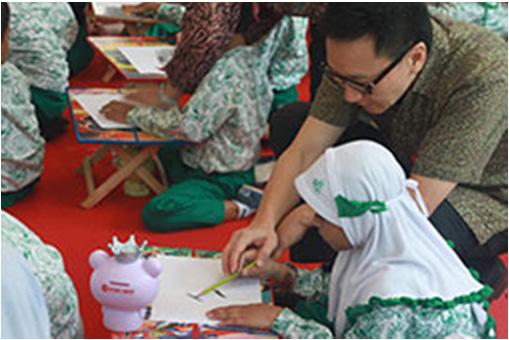 Tanggung Jawab Sosial Perusahaan Bank OCBC NISP mengadakan program field trip bagi 67 siswa TK Raudhotul Athfal (RA) Nurussalam Karet Kuningan, Jakarta Selatan, yang bertajuk AYO ke BANK Bermain