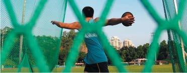 Contoh dari kegiatan/jenis olahraga yang memiliki aktivitas anaerobik dominan adalah lari cepat (sprint), push-up, body building, gimnastik atau juga loncat jauh.