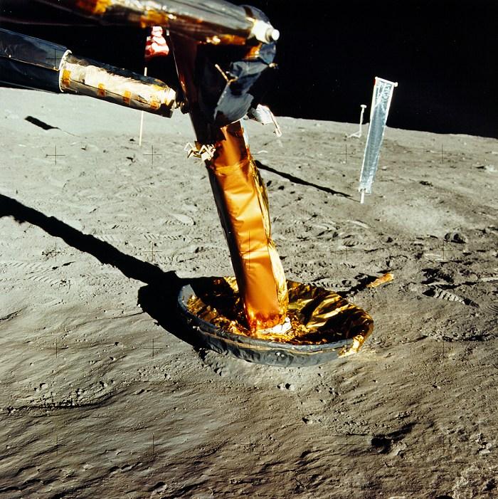 Masih banyak foto aneh lain tentang pendaratan manusia di Bulan. Para pendukung kebenaran manusia pernah mendarat di Bulan membuat bantahannya.