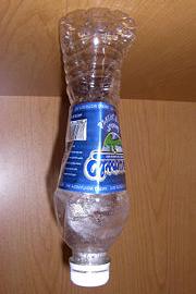 Gambar 2.2 : Botol air yang kosong, yang tertutup selama penerbangan komersial yang terbang pada ketinggian lebih dari 30.000 kaki. 2.5.