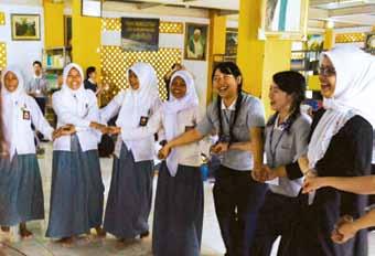 Berpadu Dalam Perbedaan Pada hari ketiganya di Indonesia, sebanyak 27 mahasiswa Universitas Tzu Chi Taiwan diajak untuk berkunjung ke Pesantren Nurul Iman.