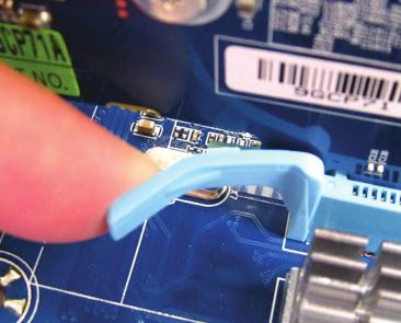 Selalu matikan komputer dan mencabut kabel daya dari stop kontak listrik sebelum memasang kartu ekspansi untuk mencegah kerusakan pada perangkat keras.