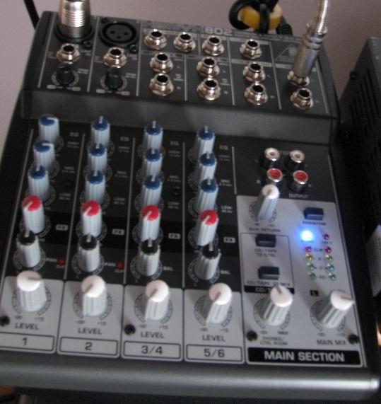 34 Music, mixer ini digunakan oleh drumer dan vokalis diruang rekaman. Tampilan dapat dilihat pada gambar berikut. Gambar 16 : Mixer analog behringer Xenyx 802 (dok.
