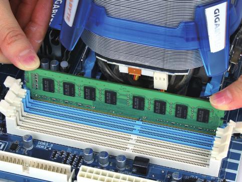 Lubang Lekukan DDR3 DIMM Sebuah modul memori DDR3 tidak memiliki lubang lekukan, jadi modul ini hanya cocok dipasang pada satu arah saja.