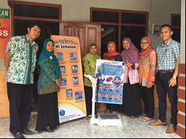 Alat pengukur berat badan dan tinggi badan diserahkan oleh tim pengabdian kepada kepala SMP Islam Mahfilud Duror Jelbuk.