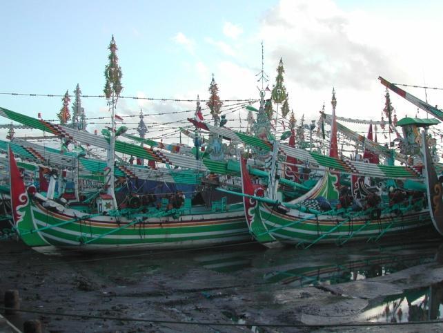 Kegiatan penangkapan ikan dengan alat tangkap purse seine dilakukan dengan menggunakan 2 kapal (two boat), 1 kapal disebut sebagai armada pemburu dan 1 kapal digunakan untuk jaring.