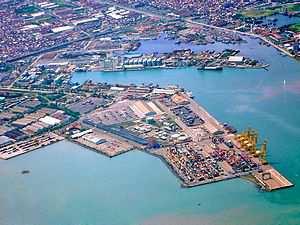 6. Pelabuhan Tanjung Emas, Semarang, Jawa Tengah. Pelabuhan Tanjung Emas (terkadang ada yang menulis Tanjung Mas), dikelola oleh PT Pelabuhan Indonesia III (Persero) sejak tahun 1985.