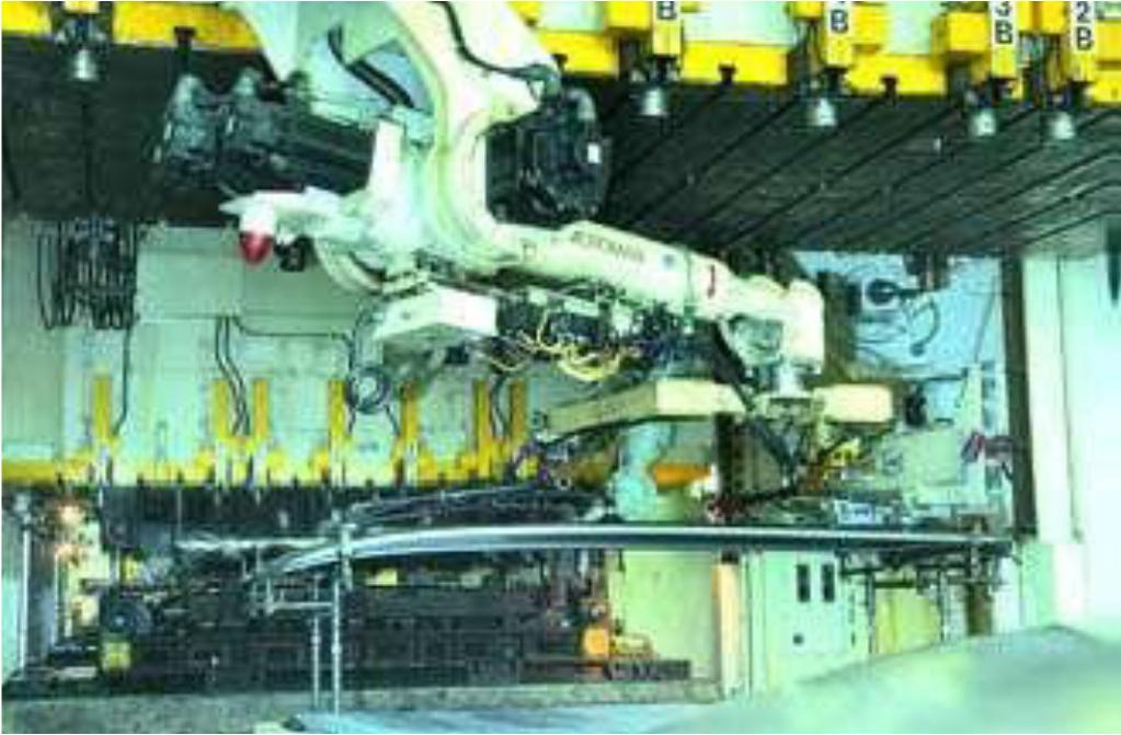40 robotik untuk menangani perpindahan part dari satu mesin ke mesin lain. Stamping shop dilengkapi dengan satu buah mesin Sheet Feeder. Gambar 4.