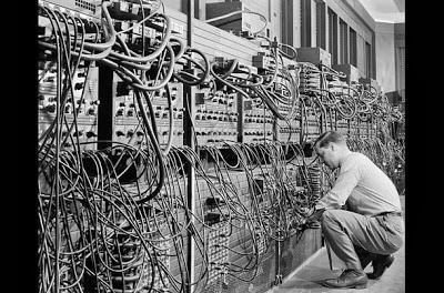 Komputer Generasi Pertama (1946-1959) Generasi Pertama, dimana komputer masih terdiri dari tube vakum dan silinder magnetic yang menyebabkan ukuran komputer pada masa itu sangat besar.
