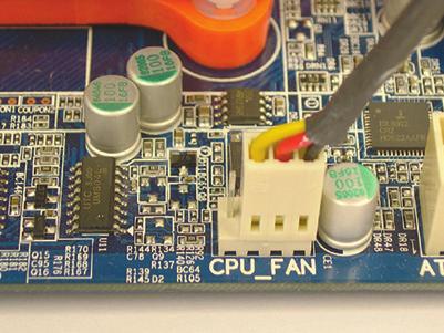 Langkah 3: Kaitkan klip pendingin CPU ke lubang pemasangan pada salah satu sisi rangka penahan.