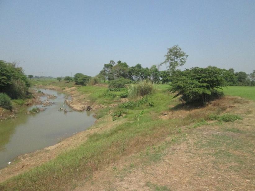 3 Debit Air Sungai Cilamaya di Bendung Barugbug Sumber : Yasin (2014) Beberapa titik tanggul di Kecamatan Cilamaya Wetan berpotensi rusak ketika debit air Sungai