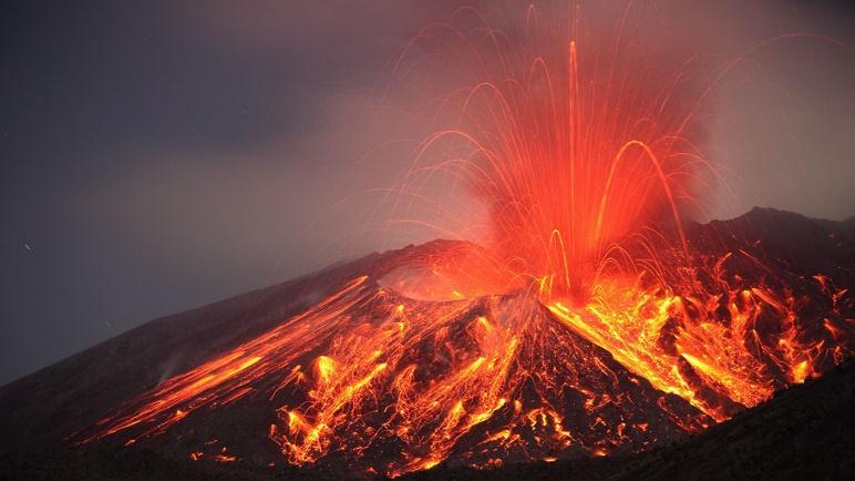 37 c. Gunung Meletus Gunung meletus dapat mengubah suatu lingkungan secara drastis. Lava dan lahar yang keluar dari gunung yang meletus dapat mematikan banyak tumbuhan dan hewan.