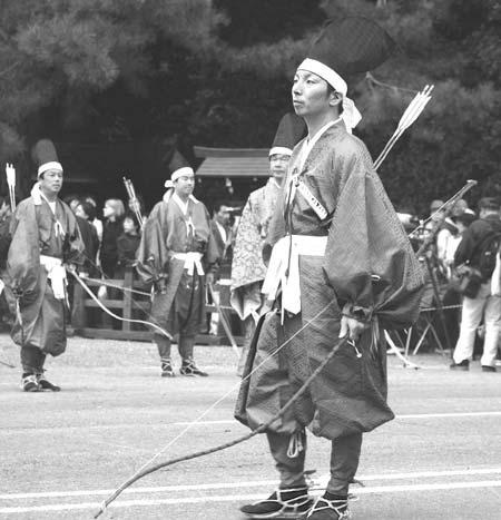 3.3 Analisis Unsur Shinto Shinsen pada Yamaguni Tai dan Kyuusen Gumi yang Terdapat Dalam Jidai Matsuri Yamaguni Tai adalah upacara menembak dan Kyuusen Gumi adalah melepaskan anak panah.