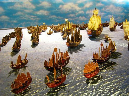 selalu menunjukkan prestasi yang luar biasa. Gambar 2. Perbandingan ukuran antara kapal harta (baochuan) Cheng Ho dengan kapal Santa Maria Columbus.