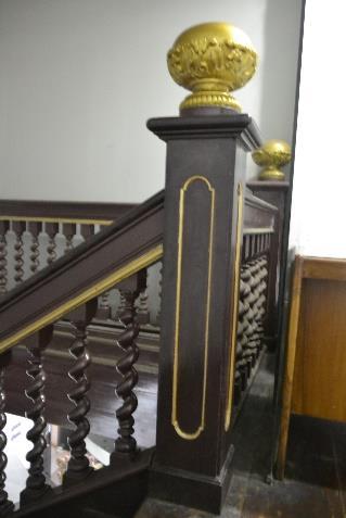 Detail rumit pada tangga di gedung de nieuwe Hollandsche Kerk tidak sebanyak detail pada tangga gedung Sthadius.
