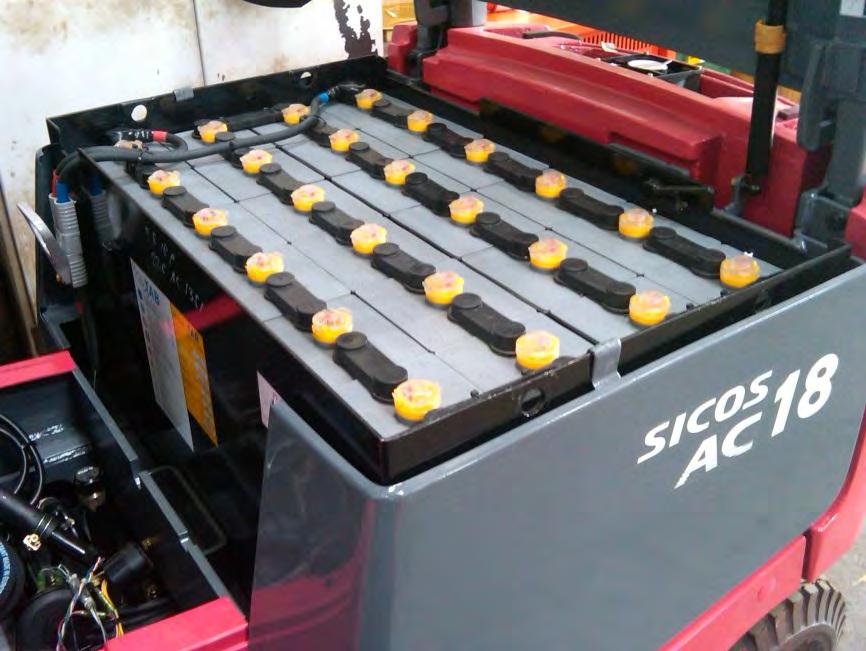 2.3. Komponen Utama Forklif Elektrik Nichiyu FB20-75C Forklift elektrik Nichiyu FB20-75C terdiri dari beberapa komponen utama yaitu antara lain : 2.3.1 Baterai Gambar 2.