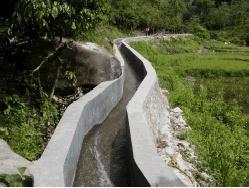 8 c. Saluran pembawa Saluran pembawa mengikuti kontur dari sisi bukit untuk menjaga elevasi dari air yang disalurkan.