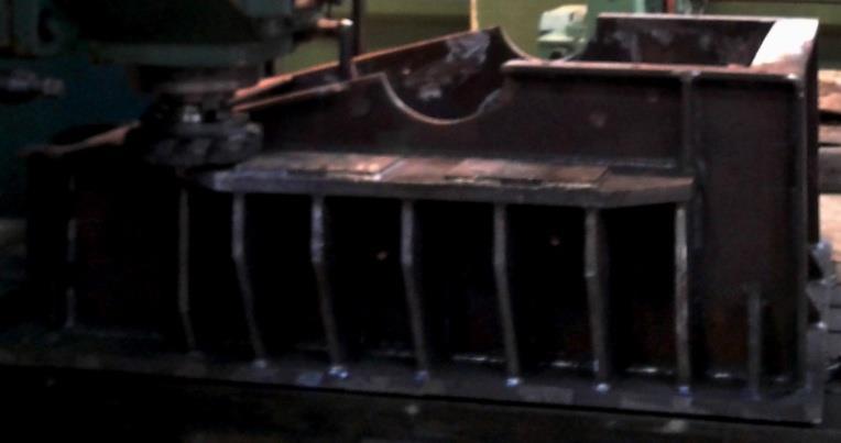 BAB II TINJAUAN PUSTAKA 2.1 Hummer Mill Hummer Mill adalah alat industri yang digunakan untuk menggiling karet mentah agar bahan karet mentah tersebut dapat diolah lebih lanjut dengan mudah.