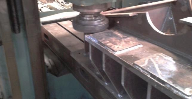 3.3 Pembuatan Benda Kerja Pembuatan benda kerja (dudukan Bearing Hummer Mill dan dudukan Shredder) menggunakan mesin milling universal.