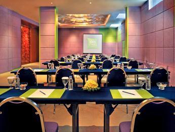 d. All Seasons Denpasar Hotel mempunyai dua buah ruang konfrensi, yaitu: - Plumeria 1 (satu), dengan kapasitas maksimal