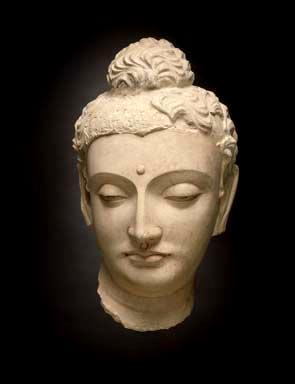 Semula, Buddha hanya digambarkan dengan lambang, seperti gambar telapak kaki, payung, pohon bodhi, cakra atau stupa.