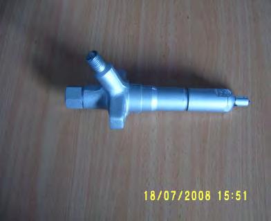 D. Perawatan Nozzle/Injektor a. Prosedur Penyetelan 1). Lepas semua nosel holder dari kepala silinder. Gambar 17. Nozzle /Injektor 2).