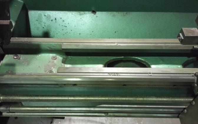 20 Gambar 2.11. Meja mesin (Lathe Bed) 2.5 Pengeboran Pengeboran adalah proses pemesinan untuk menghasilkan lubang dalam benda kerja dengan menggunakan mesin bor.